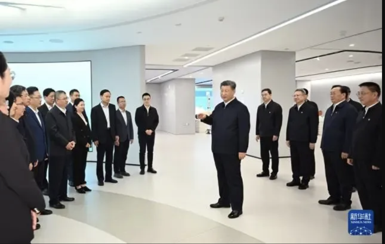 习近平总书记在武汉产业创新发展研究院考察，聚芯微电子创始人刘德珩向总书记汇报
